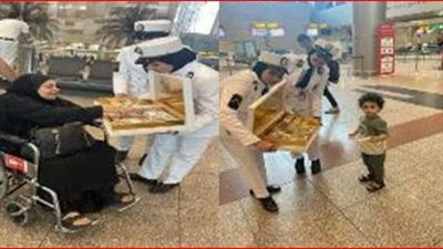 الشرطة توزع الحلوى على المواطنين احتفالا بالمولد النبوي الشريف