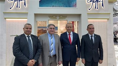 السفير المصري في موسكو يتفقد معرض leisure السياحي
