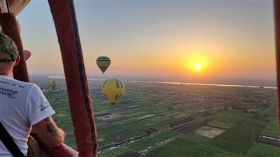 البالون الطائر يزين سماء الأقصر.. و20 رحلة تقل مئات السائحين