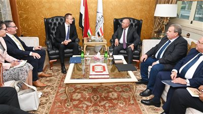 كامل الوزير يبحث مع وزير الخارجية والتجارة المجري سبل التعاون المشترك في مجالي الصناعة والنقل