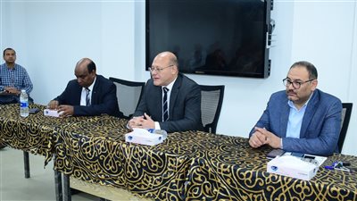 النعماني يجتمع مع أعضاء هيئة التدريس بطب سوهاج