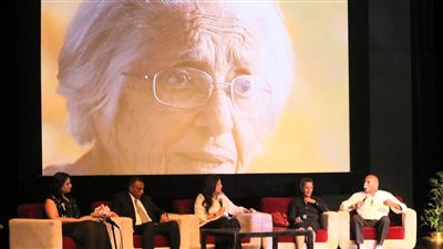 الأوبرا تقدم العرض الأول لفيلم 