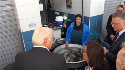 رئيس ألمانيا يداعب بائعة سمك في الجيزة.. والسيدة ترسل له قبلة (شاهد)