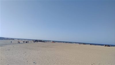 المصطافين يودعون شواطئ جمصة استعدادًا لبدء العام الدراسي 