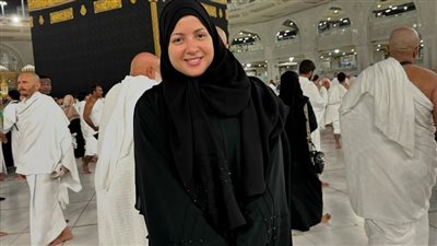 شاهد.. منى فاروق في أحدث ظهور لها أمام الكعبة