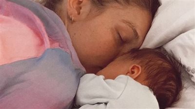 جيجي حديد تحتفل بعيد ميلاد ابنتها الرابع 