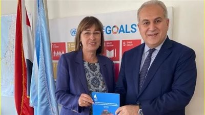 مدير مركز القاهرة يسلَّم المنسق المقيم للأمم المتحدة في مصر استخلاصات منتدى أسوان 