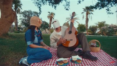 من هي حبيبة تووليت؟.. ارتباط المطرب المقنع عاطفيًا بفتاة ملثمة يثير الجدل (ما القصة؟)  