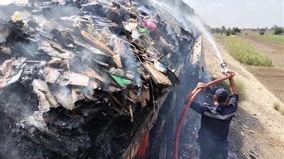 محملة بالكراتين.. اشتعال النيران في سيارة نقل على الطريق الإقليمي بالمنوفية|صور