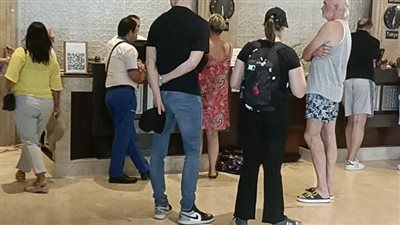 مع قرب انتهاء فصل الصيف.. فنادق الغردقة ومرسي علم تستقبل آلاف السياح  