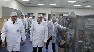 رئيس الوزراء يتفقد مصنع شركة 