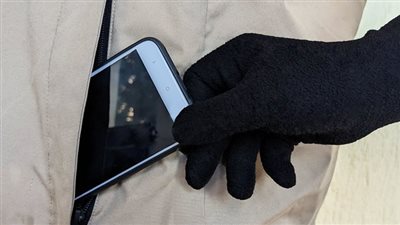  ضبط سيدة لقيامها بسرقة الهواتف المحمولة من المترددين