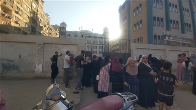 أولياء الأمور ينتظرون أبناءهم أمام أبواب المدارس.. صور