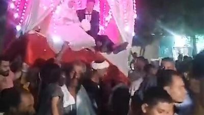 زفاف عروسين على جمل بقرية صفط الشرقية ببنى سويف