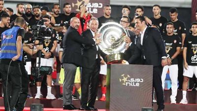 الخطيب يطوق أعناق لاعبي الأهلي والجهاز الفني بالورود