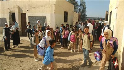 حضر الطلاب وغاب المعلم.. إعتصام أولياء الأمور داخل مدرسة بالمنوفية|فيديو