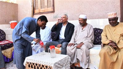 لطمأنة الأهالي.. محافظ أسوان يتناول كوب ماء بمنطقة أبو الريش