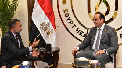 السبكي يبحث مع مدير روش سبل دعم مرضى الأورام وإنشاء مراكز تميز لأمراض العيون 