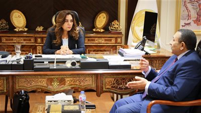 وزيرة التنمية المحلية تبحث مع نقيب أطباء أسنان القاهرة تقنين أوضاع العيادات 