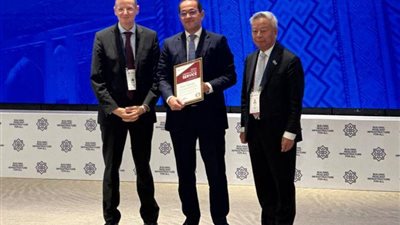 رئيس البنك الآسيوى يكرم «أحمد كجوك» عميد المديرين التنفيذيين