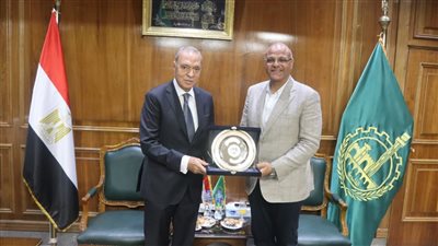  محافظ القليوبية يكرم اللواء عبد الحميد الهجان محافظ القليوبية السابق