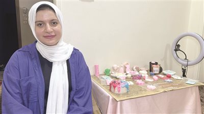«علياء» بنت الشرقية.. تبهر الأنظار بتحويل الشمع إلى تحف فنية