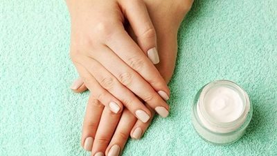 طريقة طبيعية لتفتيح اليدين وترطيبها 