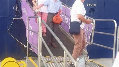 بالرقص والغناء والاعلام السائحين يشاركون احتفلات فرقة النوبة بميناء الاسكندرية 