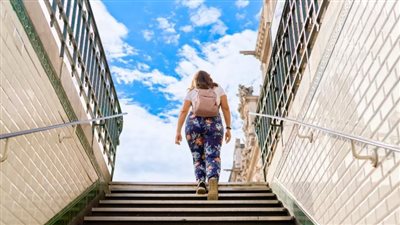 صعود السلالم .. تمرين فعال لا يحتاج لاشتراك شهري 