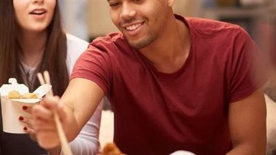 احذر .. عادة سيئة أثناء تناول الطعام تسبب زيادة الوزن والحموضة 