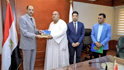 محافظ سوهاج يسلم 11 عقدا لتقنين أراضي أملاك الدولة للمواطنين