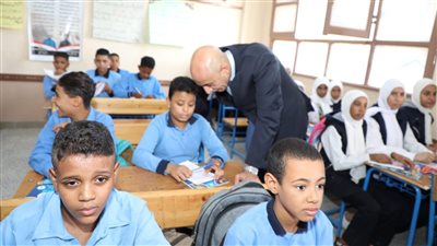 طحن الطباشير واستنشاق غباره.. جدل بمدارس المنوفية