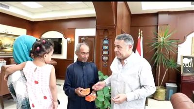 محافظ البحر الأحمر يهدي صغيرة من ضعاف السمع سماعة طبية ويخصص لها مبلغا شهريا