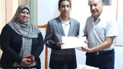 رئيس مدينة القصير يكرم الفائز بالمستوى الثاني بدورى مكتبات قصور الثقافة 