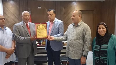 وكيل تعليم قنا يتسلم درع مسابقة التوجيه الجمعى والإرشاد التربوي