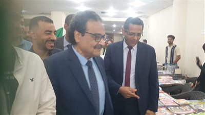 نقيب الصحفيين يفتتح معرض الكتاب.. صور 