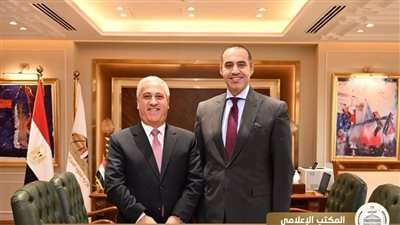 وزير الشئون النيابية يبحث مع 
