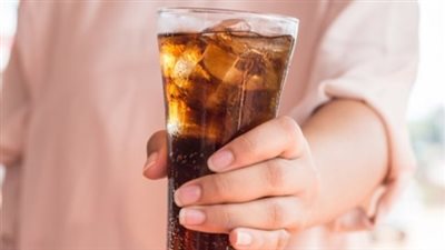 دراسة: شرب المياه الغازية تسبب الشراهة