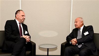  أبو الغيط يلتقي وزير خارجية اليونان ويناشده الاعتراف بدولة فلسطين