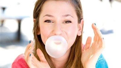 أضرار تناول العلكة يوميًا.. مخاطر خفية على الجهاز الهضمي والأسنان