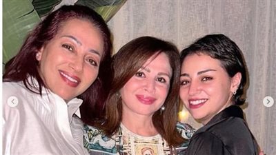 إلهام شاهين تتألق بفستان حريري وثمنه مفأجاة