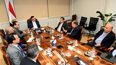 وزير الإسكان يتابع مع مسئولي بنك التعمير تسويق مشروعات هيئة المجتمعات العمرانية 