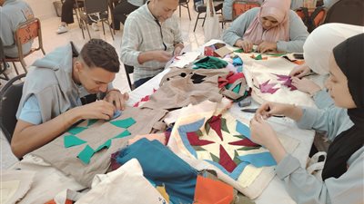 أهل مصر .. الفنون التراثية تزين إبداعات شباب المحافظات الحدودية بأسوان