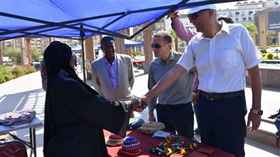 محافظ أسوان يتفقد معرض الحرف البيئية والمشغولات اليدوية والتراثية