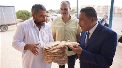 محافظ مطروح يتفقد مجمع المخابز الآلي بحي الشروق 