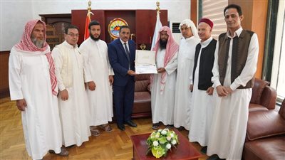 محافظ مطروح يكّرم أسرة شهيد الواجب 