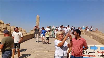 من مختلف الجنسيات.. آلاف السائحين يتوافدون على مزارات الأقصر