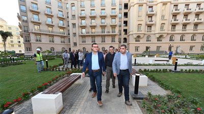 وزير الإسكان يتفقد تشطيبات بالحى السكنى الخامس 