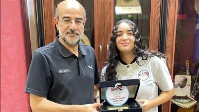 عامر حسين يكرم لاعبة سموحة ومنتخب مصر للكرة النسائية 