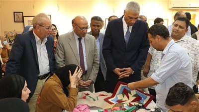 محافظ أسوان ونائب رئيس هيئة قصور الثقافة يتفقدان ورش ملتقى 